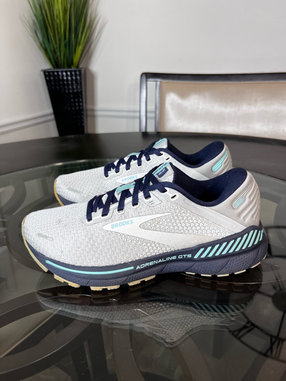 Brooks Adrenaline GTS 22 Women’s Sneakers Sz 9